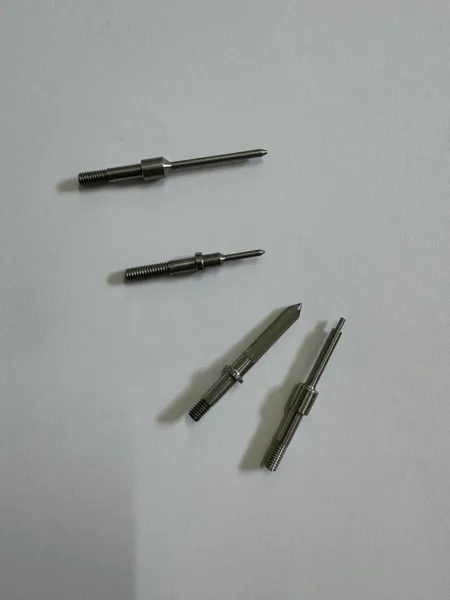 Centering/connecting pins